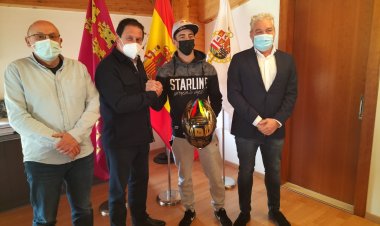 EL AYUNTAMIENTO DE MAZARRÓN APUESTA POR PEDRO ACOSTA, PILOTO DE MOTO2, CON LA FIRMA DEL CONVENIO DE PATROCINIO PARA LA PROMOCIÓN DE LA MARCA “BAHÍA DE MAZARRÓN”