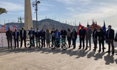 EL ALCALDE DE MAZARRÓN, GASPAR MIRAS, ACUDE A LA PRESENTACIÓN DE LA VUELTA CICLISTA A LA REGIÓN DE MURCIA – COSTA CÁLIDA-