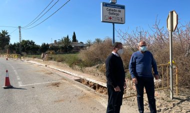 EL ALCALDE DE MAZARRÓN, GASPAR MIRAS, VISITA LAS OBRAS DE SOTERRAMIENTO DE LA LÍNEA ELÉCTRICA EN CAÑADA DE GALLEGO