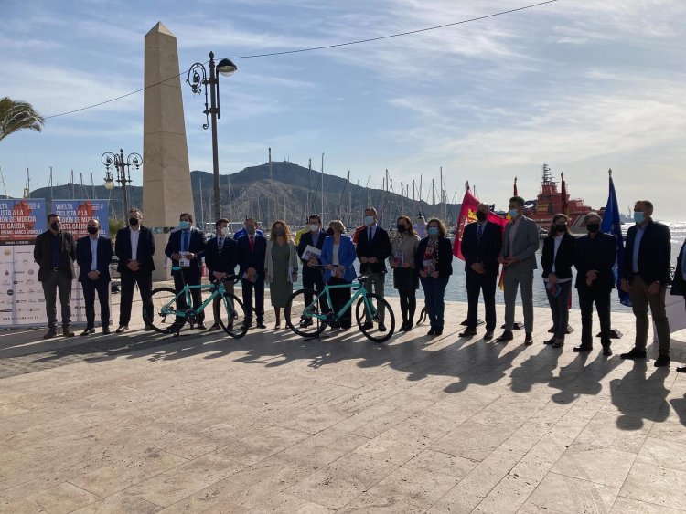 EL ALCALDE DE MAZARRÓN, GASPAR MIRAS, ACUDE A LA PRESENTACIÓN DE LA VUELTA CICLISTA A LA REGIÓN DE MURCIA – COSTA CÁLIDA-