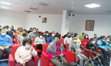 SUARIOS, FAMILIAS Y MONITORES DEL CENTRO DE DÍA DE PERSONAS CON DISCAPACIDAD INTELECTUAL PARTICIPAN EN UNA CHARLA SOBRE LA NUEVA LEY 8/2021 DE ESTABLECIMIENTO DE MEDIDAS DE APOYO A LAS PERSONAS CON DISCAPACIDAD