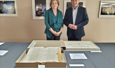 El Alcalde de Mazarrón, Gaspar Miras, asiste al acto organizado por la Dirección General de Patrimonio Cultural donde recibe los documentos municipales históricos restaurados.