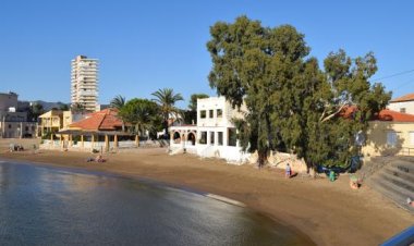 Servicios de emergencia no han podido salvar la vida de un hombre de 64 años que ha sufrido síndrome de inmersión en la playa frente del hotel Bahía Chica en Mazarrón