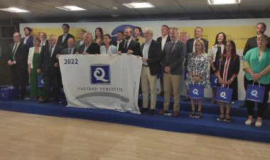 MAZARRÓN RECIBE 7 BANDERAS Q DE CALIDAD EN EL ACTO REALIZADO AYER EN LA SEDE DE LA SECRETARÍA DE ESTADO DE TURISMO AL QUE ASISTIÓ LA CONCEJALA DE TURISMO RAQUEL RAJA.