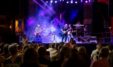 LA PLAZA DEL AYUNTAMIENTO VIBRA CON EL CONCIERTO DE "LOS PUNTOS"