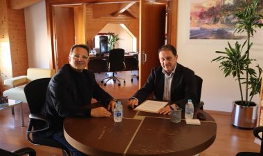 EL ALCALDE DE MAZARRÓN GASPAR MIRAS, SE REÚNE CON LA ASOCIACIÓN DE ENFERMEDADES RARAS D’GENES PARA TRATAR LA CESIÓN DEL CAI DE PUERTO DE MAZARRÓN