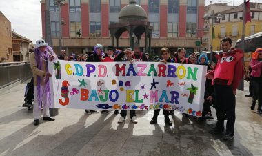 LOS USUARIOS DEL CENTRO DE DÍA DE PERSONAS CON DISCAPACIDAD DESFILAN EN TOTANA