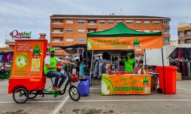 No tires ni una gota, dame una segunda vida', bajo este eslogan la Concejalía de Medioambiente del Ayuntamiento de Mazarrón organizó en el mercadillo semanal del sábado una jornada de concienciación sobre la importancia de reciclar el aceite usado.