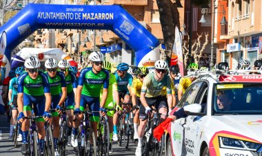 María Isabel Carrillo, concejala de Deportes, corta la cinta de salida de la VII Vuelta Ciclista al Guadalentín-Región