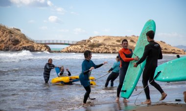 Las olas de la Bahía de Mazarrón abren la Copa de España de Parasurfing 2024