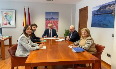 Nuestro alcalde, Ginés Campillo, y la concejal de Sanidad, Carmen Navarro, mantuvieron una reunión con el consejero de Sanidad, Juan José Pedreño.