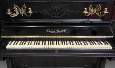 El histórico piano del siglo XIX, tras ser restaurado, volverá a sonar en el Casino de Mazarrón.