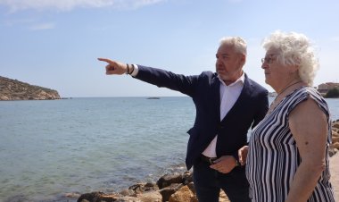 El alcalde de Mazarrón @gines_campillo  ha recibido a la reconocida arqueóloga e historiadora, experta en cultura y epigrafía fenicia, la Dra. María Josep Estanyol,