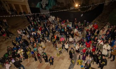 La Plaza del Ayuntamiento dio la bienvenida a 2025 con una multitud de mazarroneros que se reunieron para vivir juntos las tradicionales campanadas.