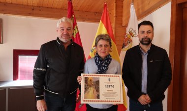 Entrega del cheque de 1.327€,  a ASAFAD, cantidad recaudada por la venta del Libro de las Fiestas Patronales de Mazarrón 2024.