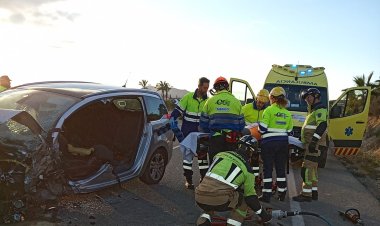 Servicios de emergencia intervienen en un accidente de tráfico en la N-332, en Puerto de Mazarrón.