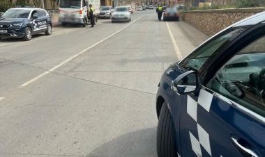 Se produce un robo con violencia de un bolso con el modo del Tirón, según informa la Policia Local.