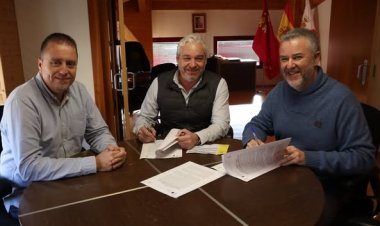 El alcalde Gines Campillo, ha firmado convenios con tres institutos del municipio para acercar a los estudiantes al mundo laboral y fortalecer su formación empresarial.