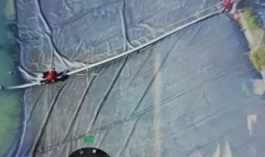 Servicios de emergencia rescatan a un hombre y a su perro tras caer en una balsa en la Urbanización Camposol, Mazarrón.