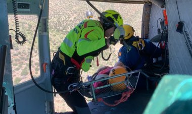Servicios de emergencias han atendido a una senderista que ha caído por un terraplén en Cabo Cope, Lorca.