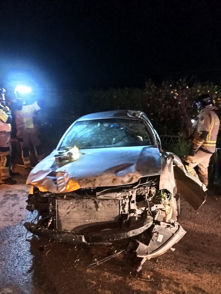 Servicios de emergencia intervienen en un accidente de tráfico con una persona herida en carretera RM-609 en la carretera RM-609, Totana-Mazarrón, término municipal de Mazarrón.