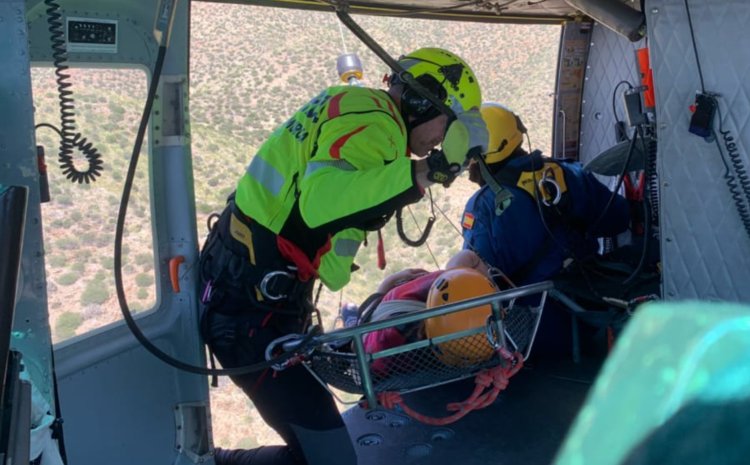 Servicios de emergencias han atendido a una senderista que ha caído por un terraplén en Cabo Cope, Lorca.
