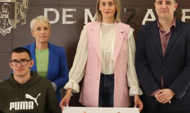 Esta mañana, la concejal María Isabel Carrillo, junto con Miguel Ángel y María Jesús, representantes de la Asociación D'Genes, han presentado las Escuelas Inclusivas de Semana Santa.