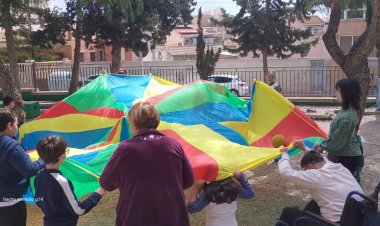 Una veintena de niños y jóvenes están asistiendo a la Escuela Inclusiva de Semana Santa 2025 en Mazarrón, promovida por el Ayuntamiento de este municipio y Asociación de Enfermedades Raras D'Genes