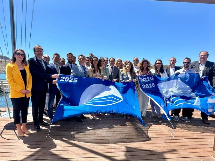 Cartagena acoge la entrega de las 36 banderas azules que ondearán este verano en las playas y puertos deportivos de la Región. Mazarrón recoge las 7 que ha obtenido.