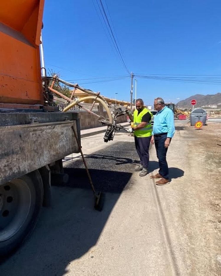 Desde la Concejalía de Servicios del Ayuntamiento de Mazarrón, liderada por Tomás Ureña, ya se ha puesto en marcha el plan de parcheo de asfalto.