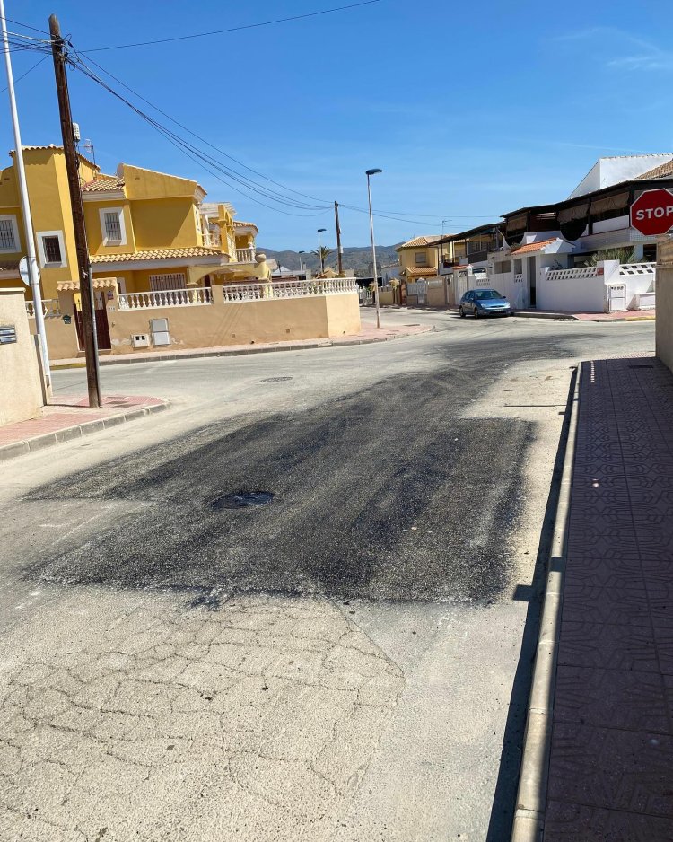 Desde la Concejalía de Servicios del Ayuntamiento de Mazarrón, liderada por Tomás Ureña, ya se ha puesto en marcha el plan de parcheo de asfalto.