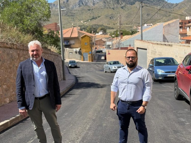 El Alcalde Gines Campillo y el Concejal de Urbanismo Jesús García visitan las obras de asfaltado que se están realizando por diferentes calles del Municipio