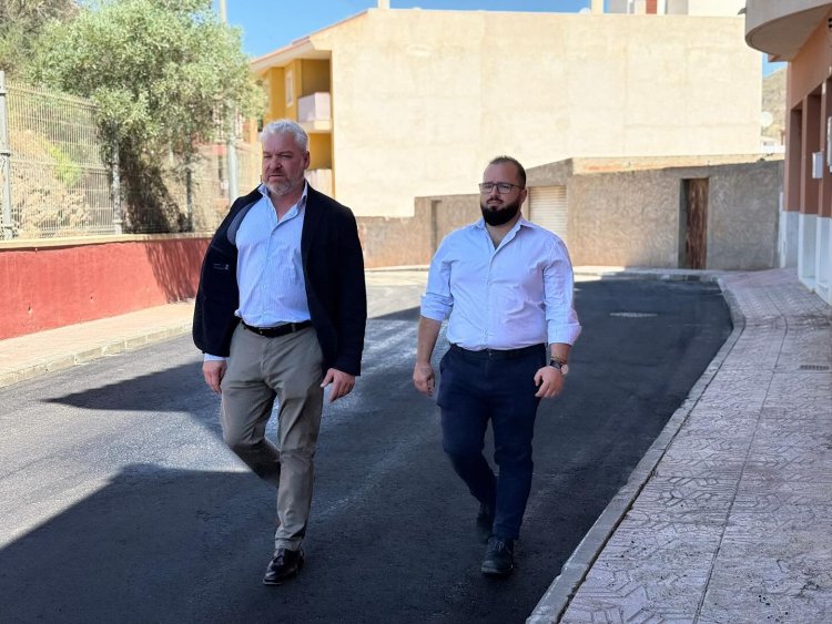 El Alcalde Gines Campillo y el Concejal de Urbanismo Jesús García visitan las obras de asfaltado que se están realizando por diferentes calles del Municipio