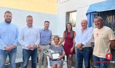 FOTOS Y VIDEO: Realizan un reconocimiento a la persona de mayor edad de la pedania de Gañuelas con motivo de las Fiestas Patronales, Doña Isabel González García, con 83 años.