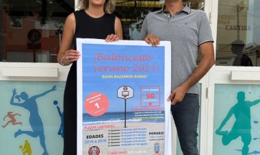 La concejal de deportes, María Isabel Carrillo, y Andrés Durán, presidente del Club de Baloncesto Mazarrón, han presentado los campus de verano Bahía Mazarrón Basket 2025.