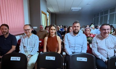 La concejal María Isabel Carrillo, y el concejal Juan Carlos López, acudieron como invitados de honor a la graduación de los alumnos del colegio Siglo XXI de Puerto de Mazarrón, celebrada la tarde de ayer.