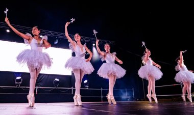 El pasado sábado comenzó el Festival de Festivales Mares de Papel, con un gran espectáculo de baile a cargo de la Academia de Danza y Teatro De Rosa, celebrado en el Complejo Deportivo Media Legua.