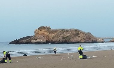 Desde las 4 de la madrugada, el equipo de limpieza de la empresa municipal Bahía de Mazarrón ha estado realizando un incansable trabajo para limpiar las playas tras una noche de San Juan llena de actividad.