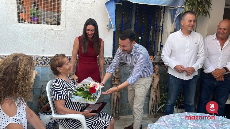 FOTOS Y VIDEO: Realizan un reconocimiento a la persona de mayor edad de la pedania de Gañuelas con motivo de las Fiestas Patronales, Doña Isabel González García, con 83 años.