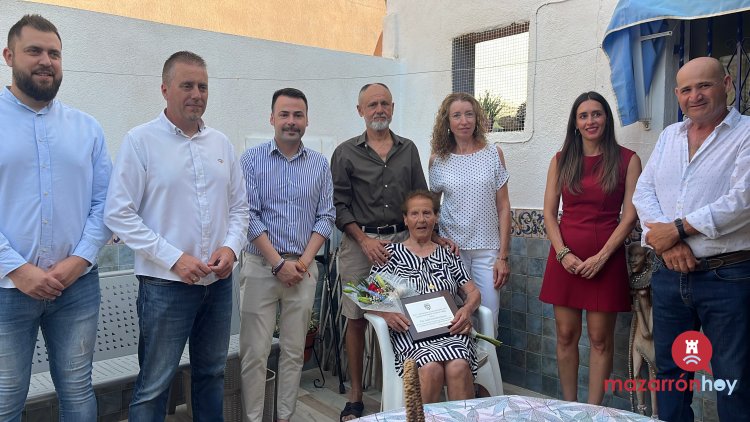 FOTOS Y VIDEO: Realizan un reconocimiento a la persona de mayor edad de la pedania de Gañuelas con motivo de las Fiestas Patronales, Doña Isabel González García, con 83 años.