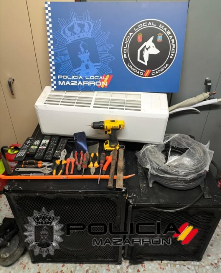 POLICIA LOCAL: Agentes de Policía Local Mazarrón  del turno de noche detectaban un vehículo sospechoso que al tratar de detenerlo emprendió la huida, interviniendose material presuntamente sustraído en un establecimiento.