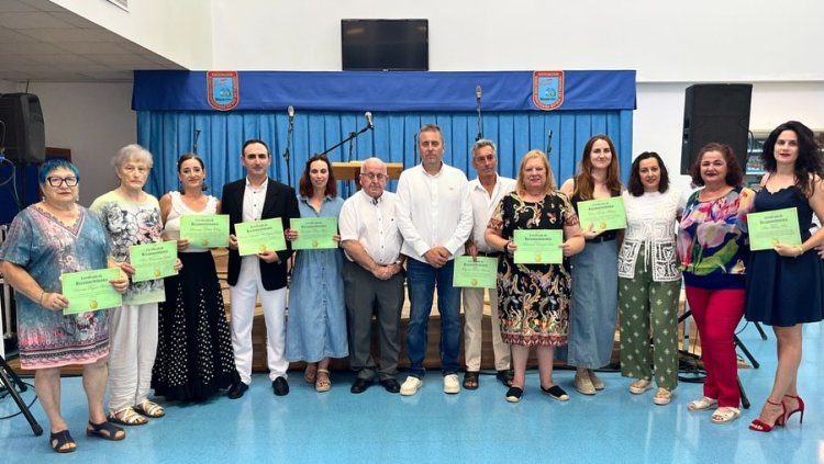 Fin de curso e inauguración de la exposición de los talleres realizados durante el invierno, en el Centro de Día de Personas Mayores de Mazarrón.