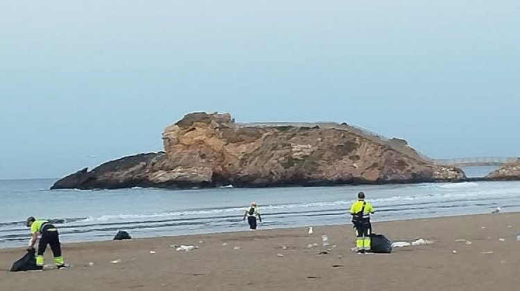 Desde las 4 de la madrugada, el equipo de limpieza de la empresa municipal Bahía de Mazarrón ha estado realizando un incansable trabajo para limpiar las playas tras una noche de San Juan llena de actividad.