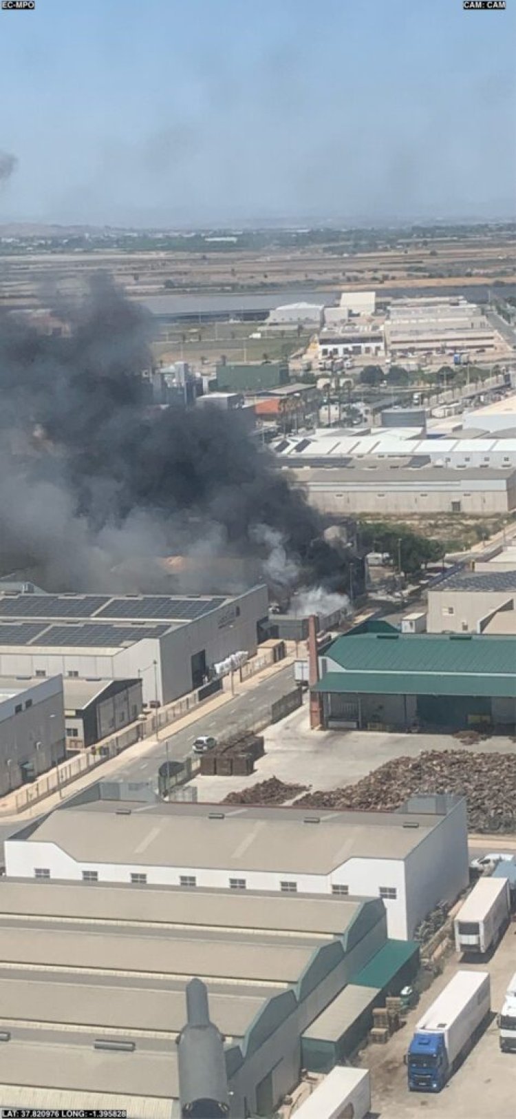 Bomberos del CEIS trabajan en la extinción de un incendio en una nave industrial de Alhama de Murcia, se han desplazado tambien miembros de Protección Civil de Mazarrón.