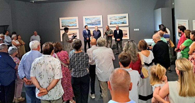 El alcalde de Mazarrón, Ginés Campillo, asiste como invitado de honor a la exposición “Susaña, paisaje detenido”