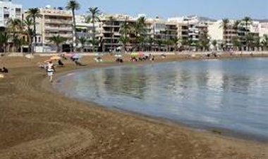 El Ayuntamiento de Mazarrón informa sobre el cierre preventivo de una playa  por un leve  incremento de residuos en el agua.