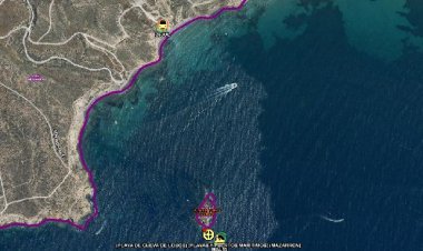 Servicios de emergencia recuperan el cuerpo de un buceador fallecido en la playa de Cueva de Lobos, Mazarrón