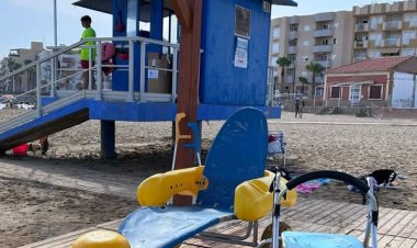 Servicio de baño adaptado en playa del Puerto, La Isla y La Reya