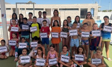 Entrega de diplomas del 1º curso de Natación en la Piscina Municipal