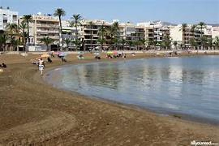 El Ayuntamiento de Mazarrón informa sobre el cierre preventivo de una playa  por un leve  incremento de residuos en el agua.
